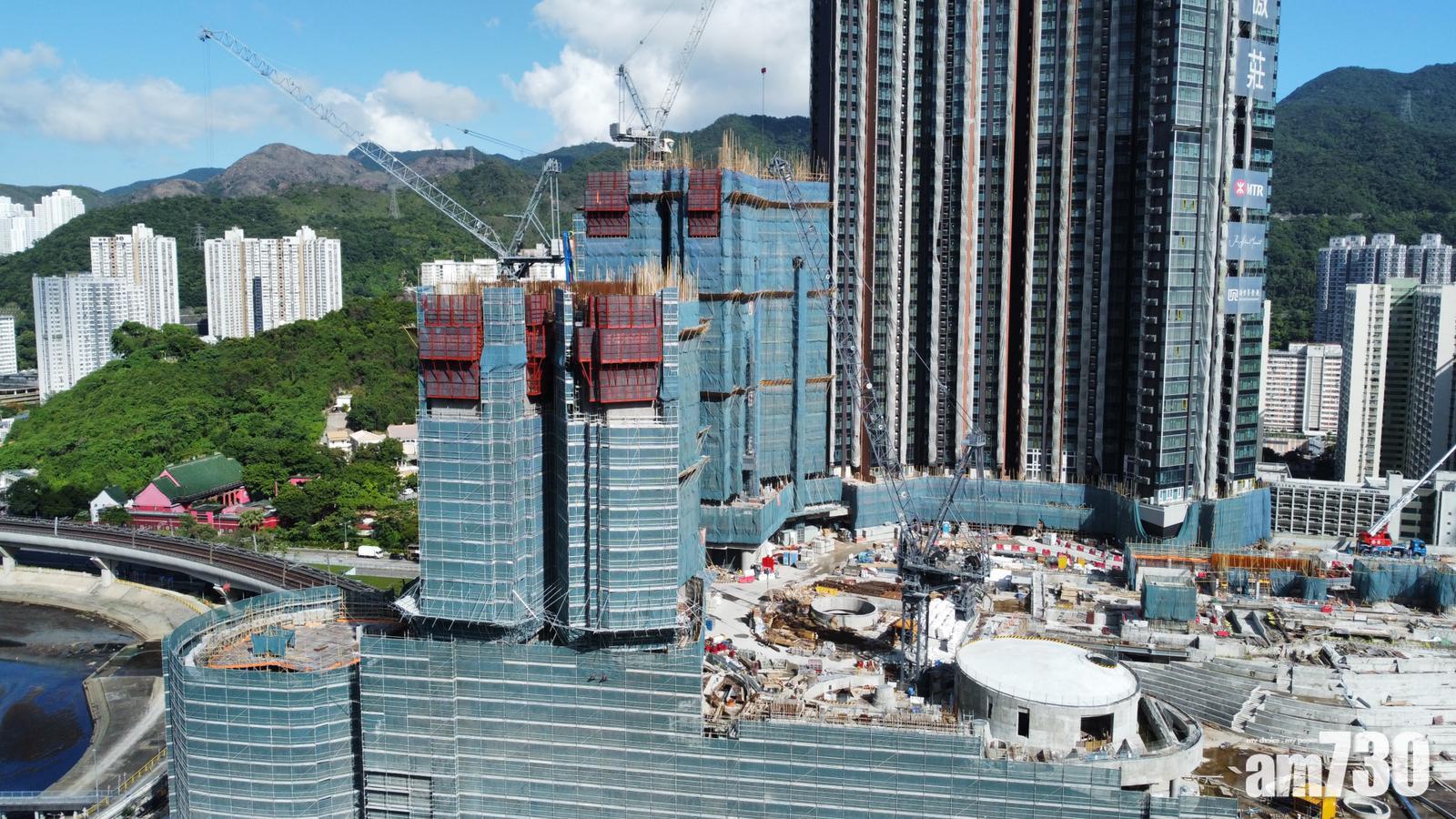 柏傲莊III兩座強度未達標須拆卸重建,地鐵及屋宇署先後回應。(陳奕釗攝)