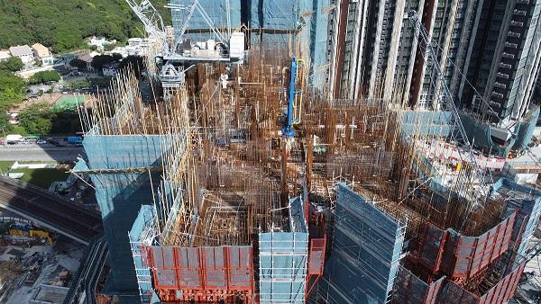 新世界決定把柏傲莊III第1座及第8座已興建的樓層拆卸重建,預計入伙日期延遲約9個月。(陳奕釗攝)