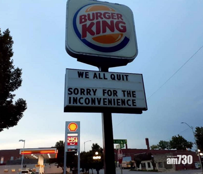 美國Burger King一間分店員工,在路牌上宣布全部人「劈炮唔撈」。(互聯網)