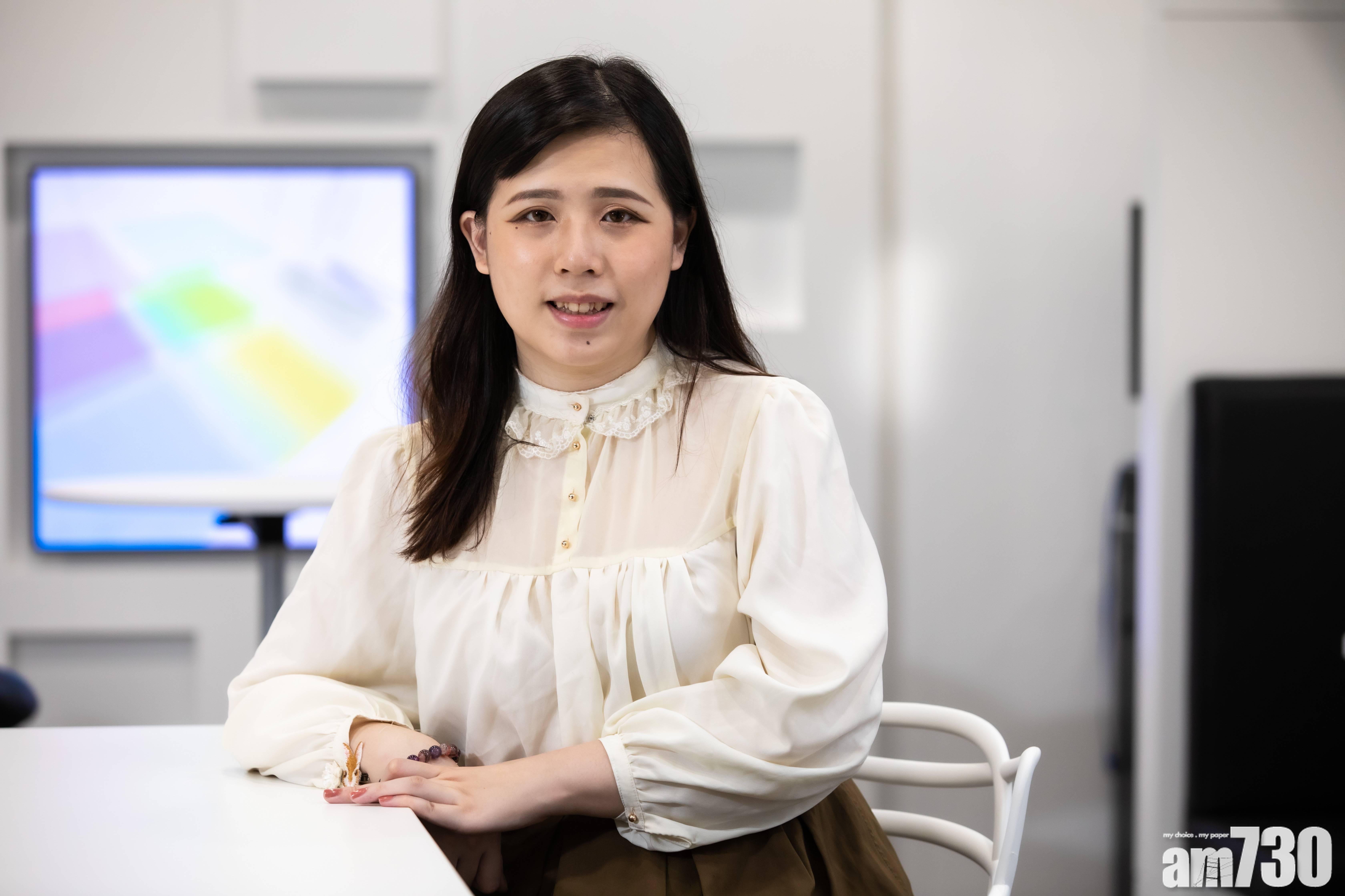 Ewing中學時的選修科目以文科為主,但隨後發現自己喜歡接觸科技新事物,決定一試選修資訊科技課程。