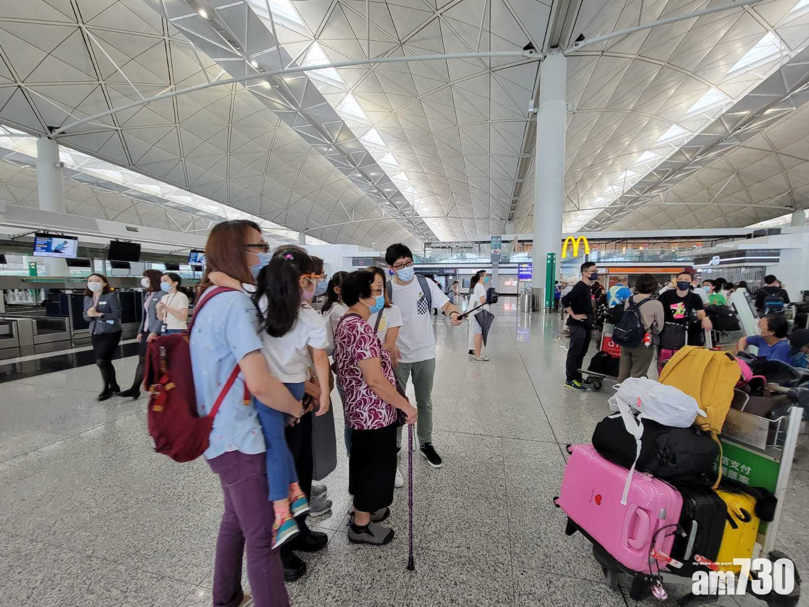 市民與家人在出發英國前留影。(莊振邦攝)