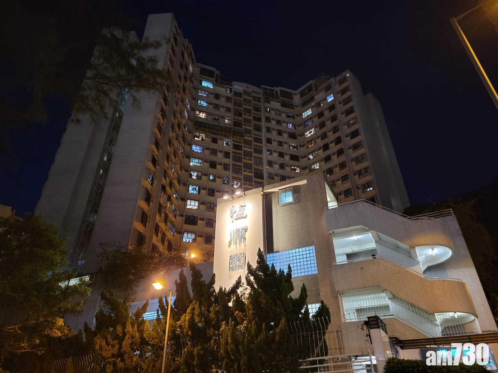 屯門恒順園6座因涉及一宗帶變種病毒的初步確診,今晚被圍封。(鍾式明攝)