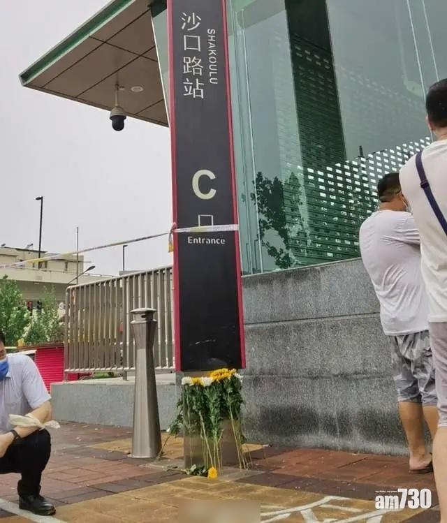 鄭州地鐵沙口路站外有人獻花。(互聯網)