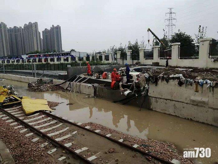 沙口路站水浸,鄭州地鐵指是地面五龍口停車場擋水牆被沖垮所致。(互聯網)