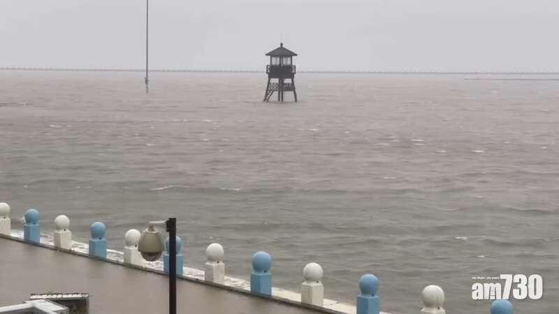 上海金山區城市沙灘景區海水倒灌,浸入附近民居。(互聯網)