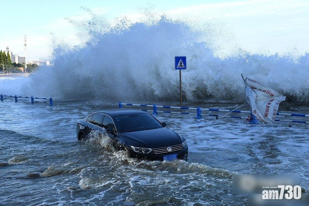 青島海邊馬路有私家車遇巨浪後拋錨。(互聯網)