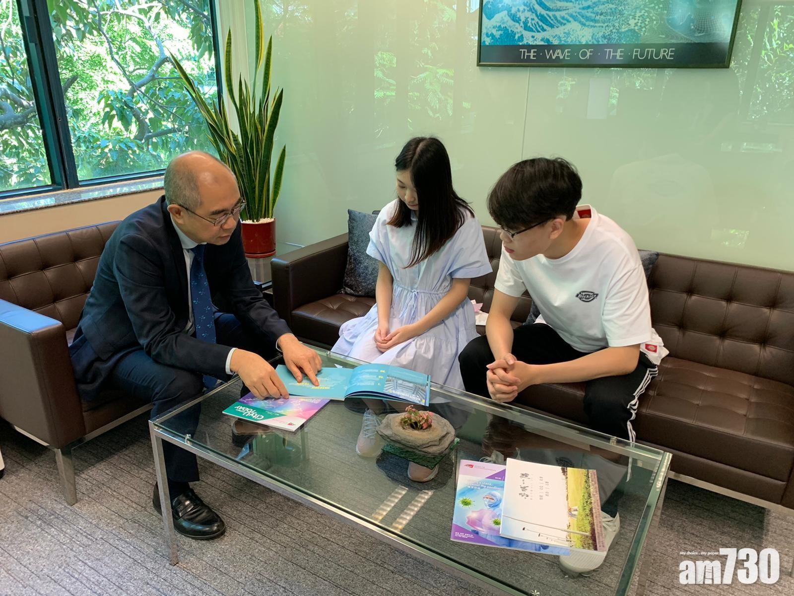 城大副校長(學生事務)陳漢夫教授(左)表示,有信心計劃協助畢業生迎接具挑戰性的就業環境,協助他們覓得理想工作。