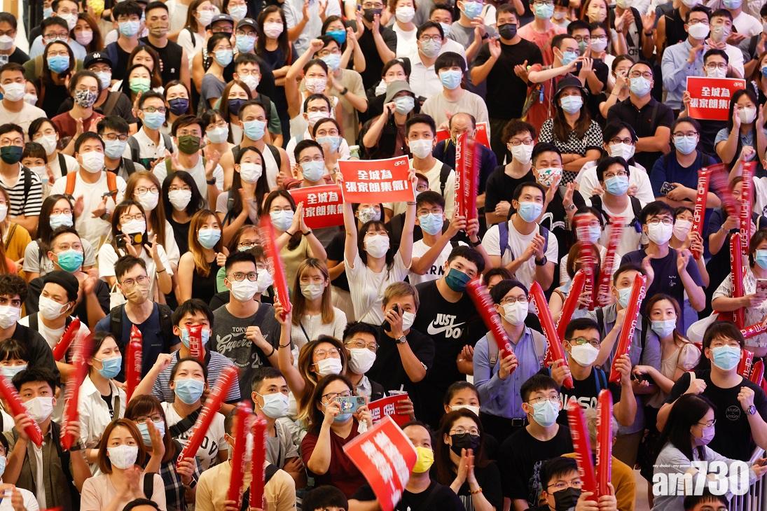 有市民在商場舉牌為張家朗打氣。(蘇文傑攝)