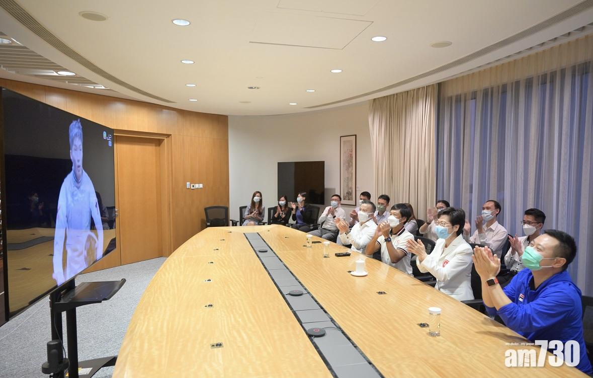 林鄭月娥(前排右二)透過電視直播觀賞決賽,為張家朗打氣。(政府新聞處)