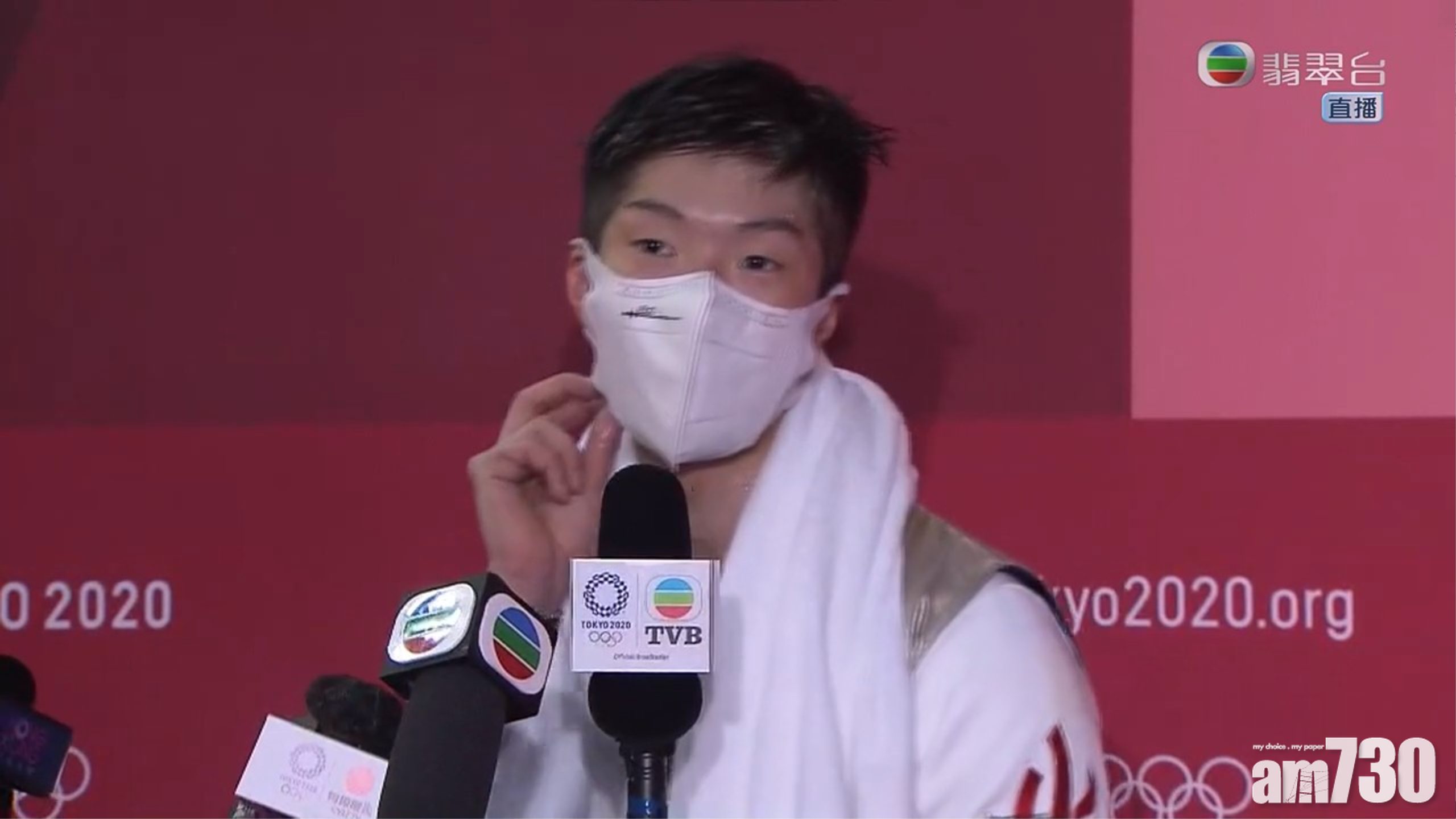 張家朗接受訪問時,有女記者不停表達個人感受,原來是無綫派出去的陳約臨。