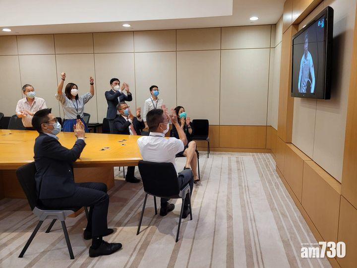 財政司長陳茂波亦在Facebook上載觀看準決賽時的相片。(陳茂波FB)