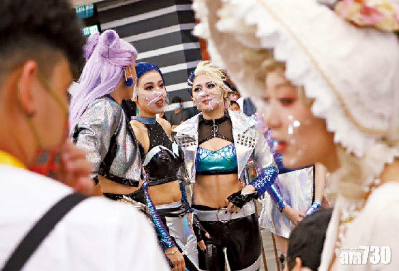 部分Cosplayer選以透明口罩登場。(鍾式明攝)