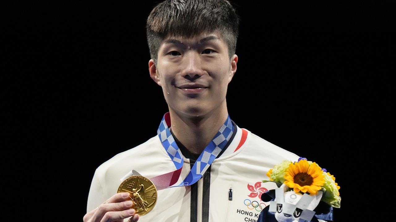 兩代香港奧運金牌得主對談,李麗珊訪問張家朗:「等咗廿多年搵人接我金牌。」(美聯社)