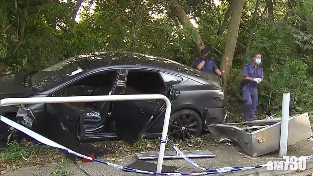將軍澳Tesla避警車追截自炒,乘客身藏可卡因與司機同被捕。(電視截圖)