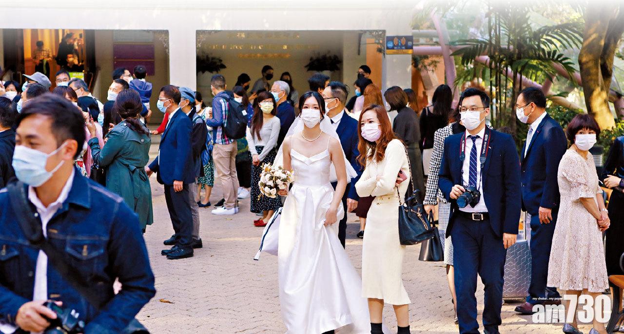 女士結婚年齡愈來愈遲。(資料圖片)