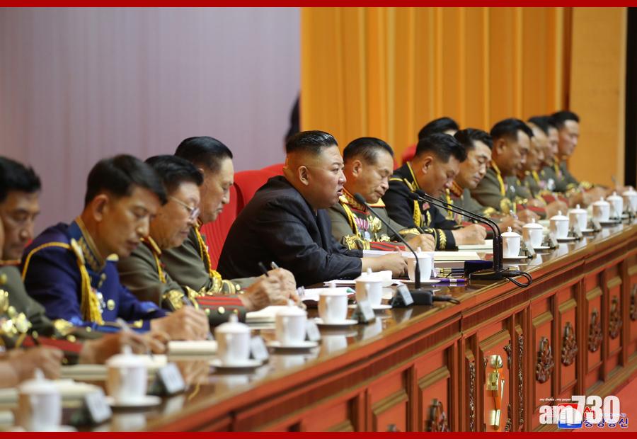 北韓官媒發布的照片,遠鏡也可見金正恩後腦位置貼著膠布。(互聯網)