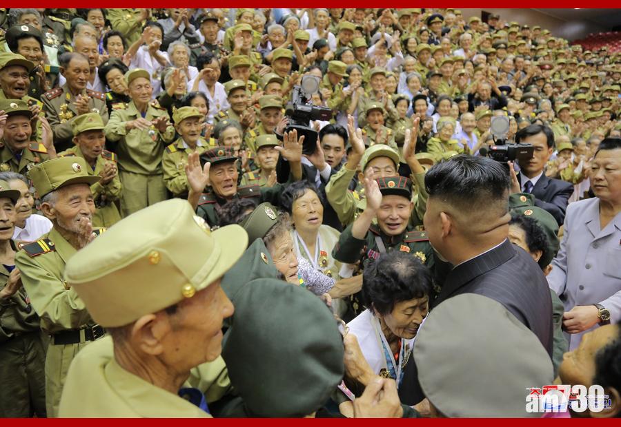 另一張金正恩近照清楚可見他後腦位置,似乎沒有異樣。(互聯網)