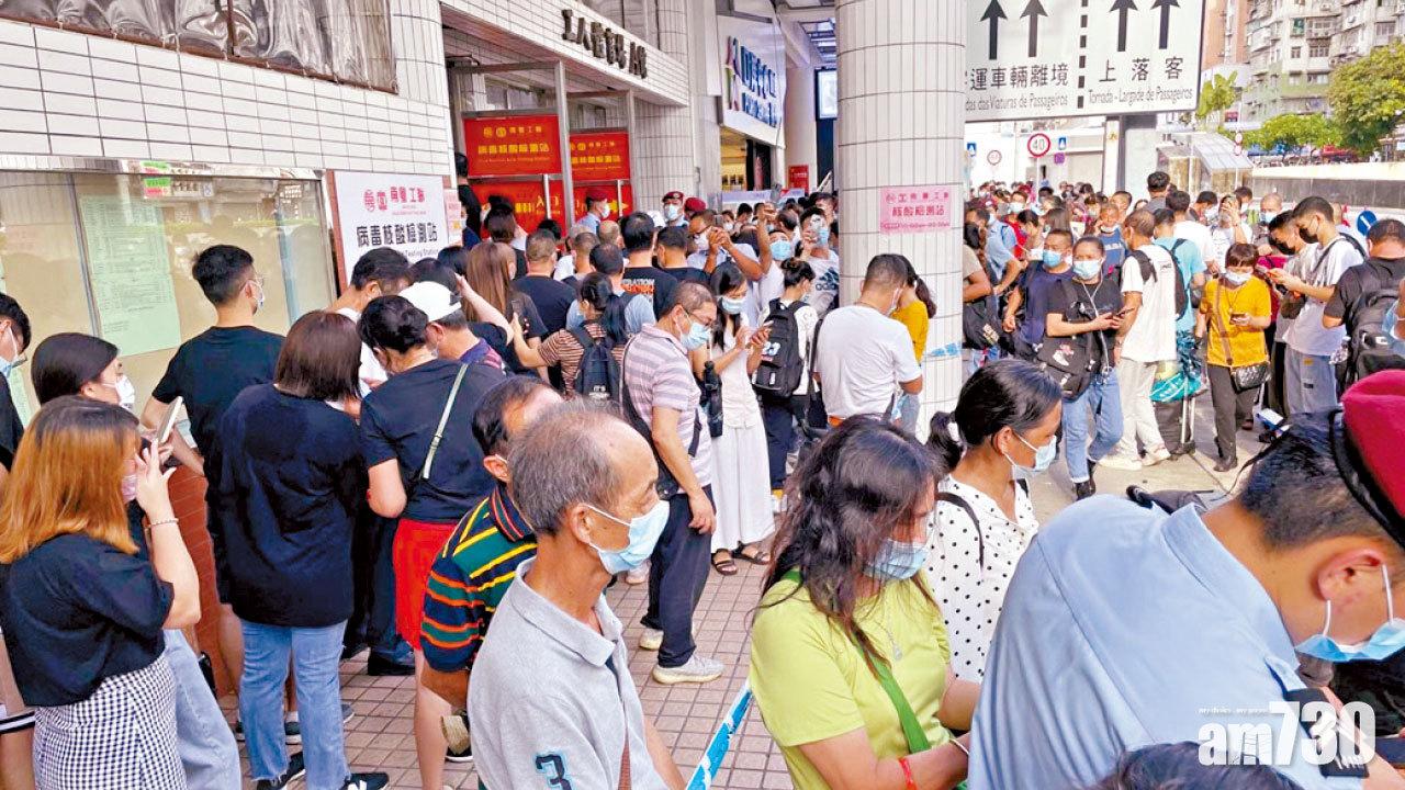 大批需要出境的民眾排隊檢測。(中新社)
