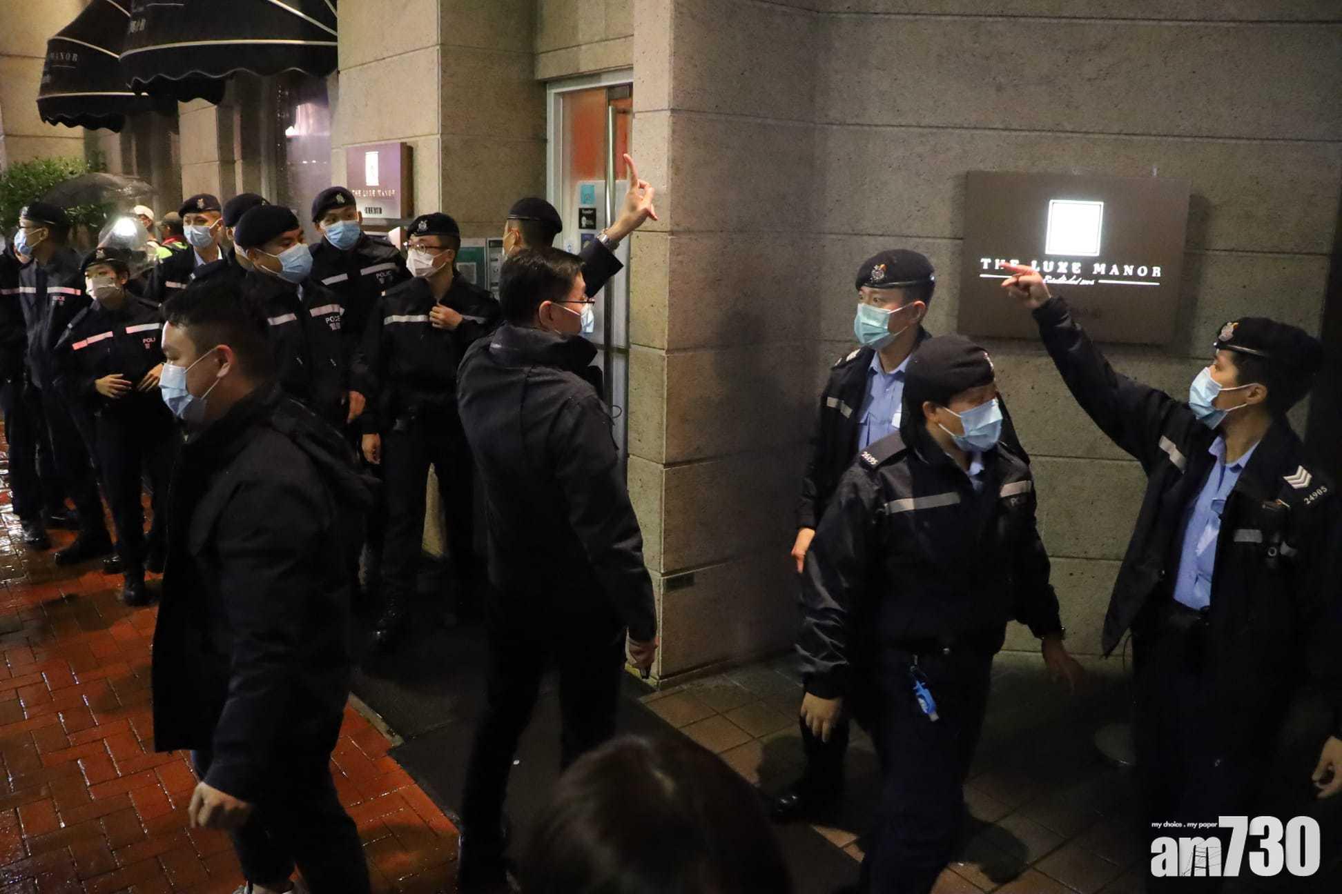 大批警員晚上到帝樂文娜公館協助「封區」。(鍾式明攝)
