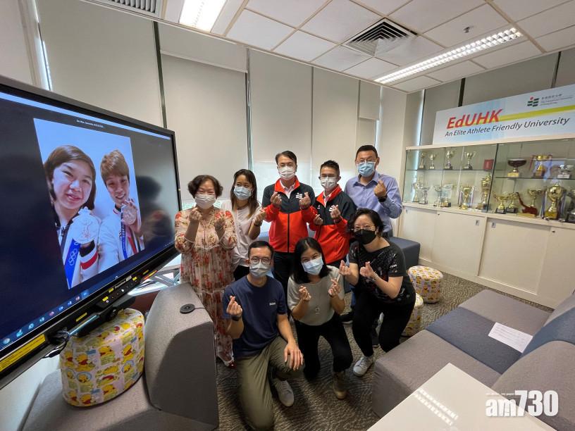 教大健康及體育學系教職員透過視像通話與兩人合照。(教大)