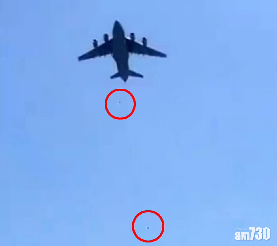 另有人拍到在半空中,有阿富汗難民從軍機墮下。(互聯網)