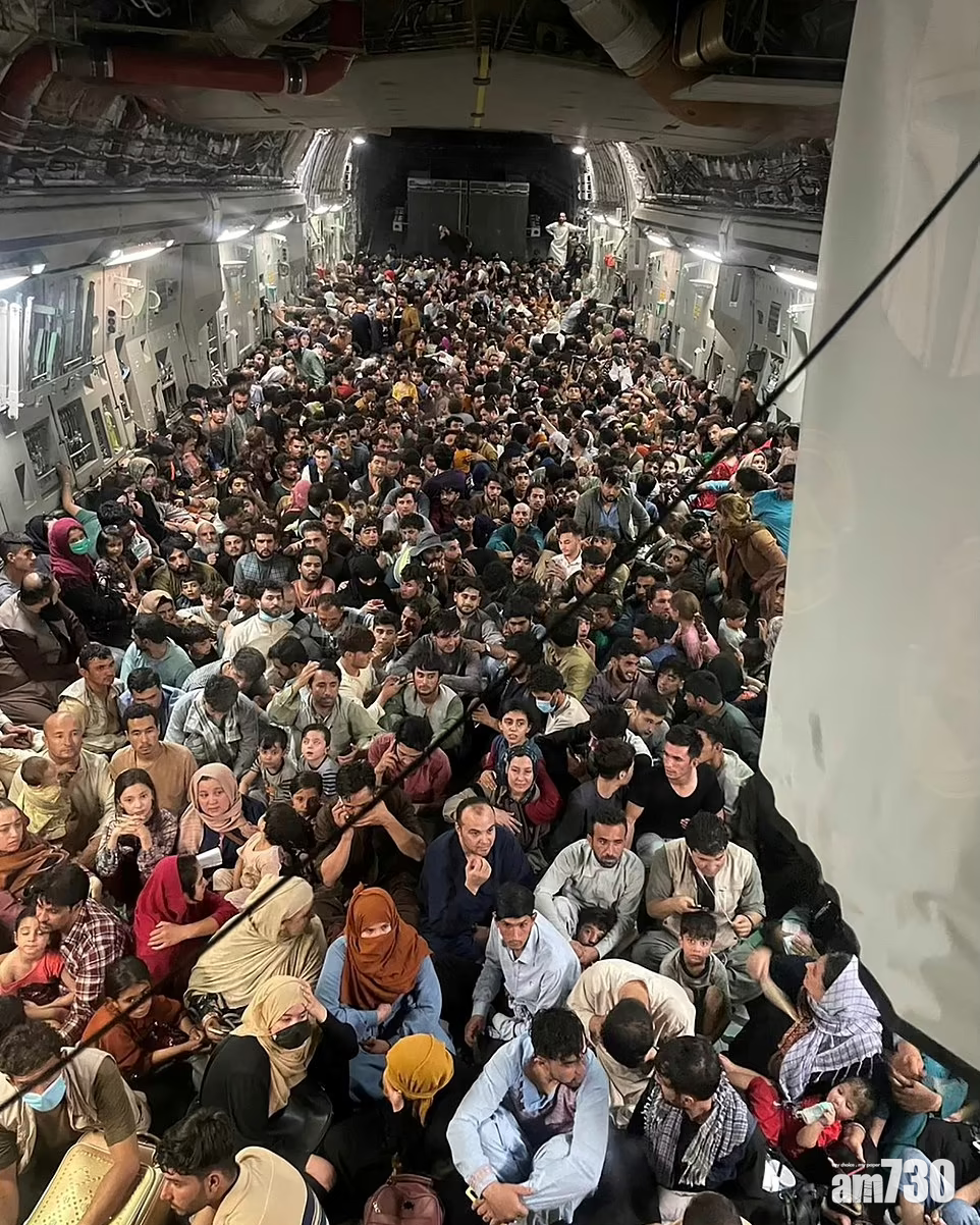 美軍C17運輸機擠滿逃難阿富汗人一幕震撼國際。(路透社)
