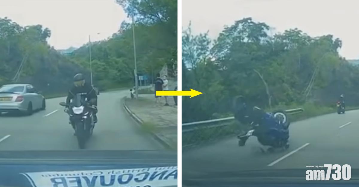 肇事電單車失控猛撼私家車後,再與對面線電單車相撞,其後反彈致人車分離。(網上片段)