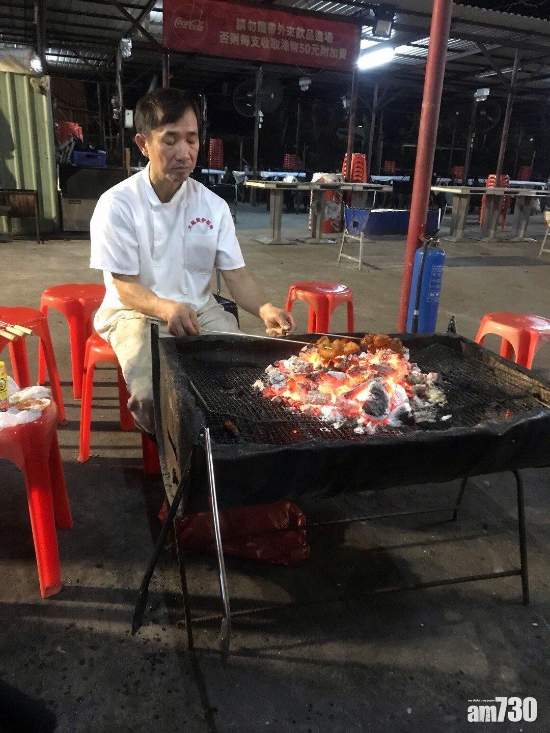 麥師傅有時會落場教客人燒烤的正確方法。