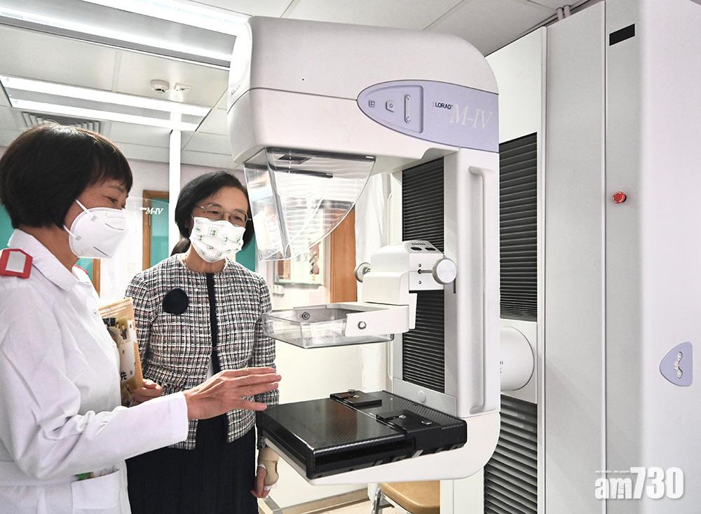陳肇始(右)早前到訪藍田婦女健康中心,了解中心開展先導計劃的準備工作。(陳肇始網誌圖片)