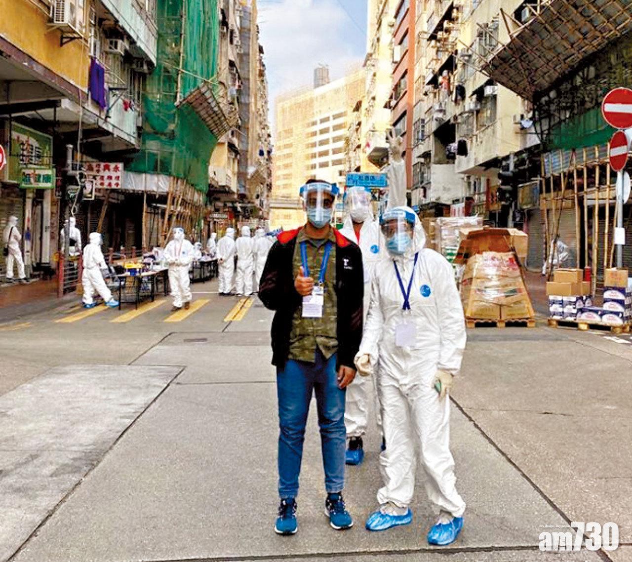 天生(左)於封區時幫忙向居民解釋有關安排。
