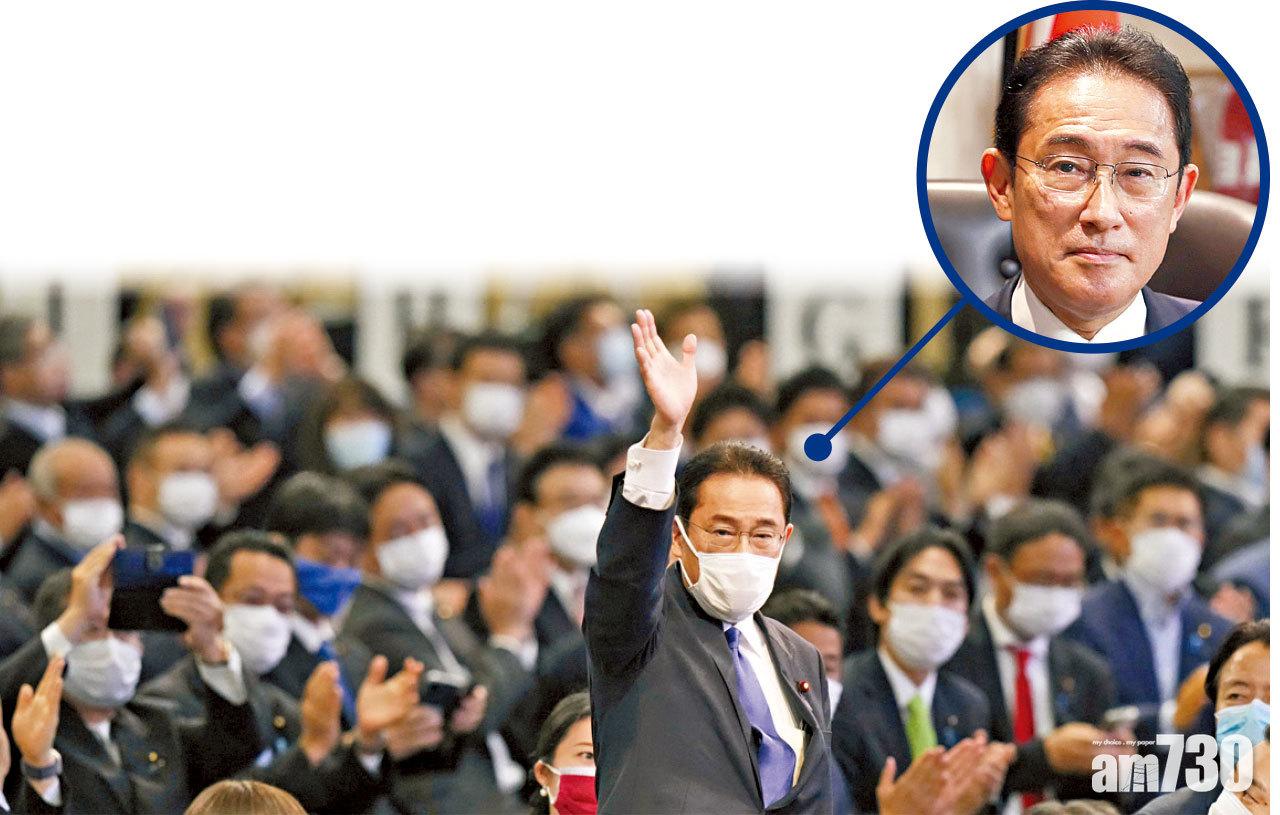 岸田文雄勝出後,向黨內支持者致意。(路透社)