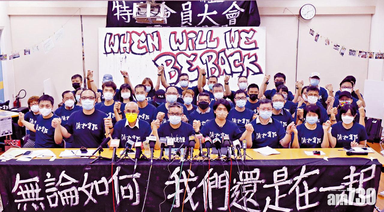 職工盟與逾30個屬會代表會後見傳媒。(林俊源攝)