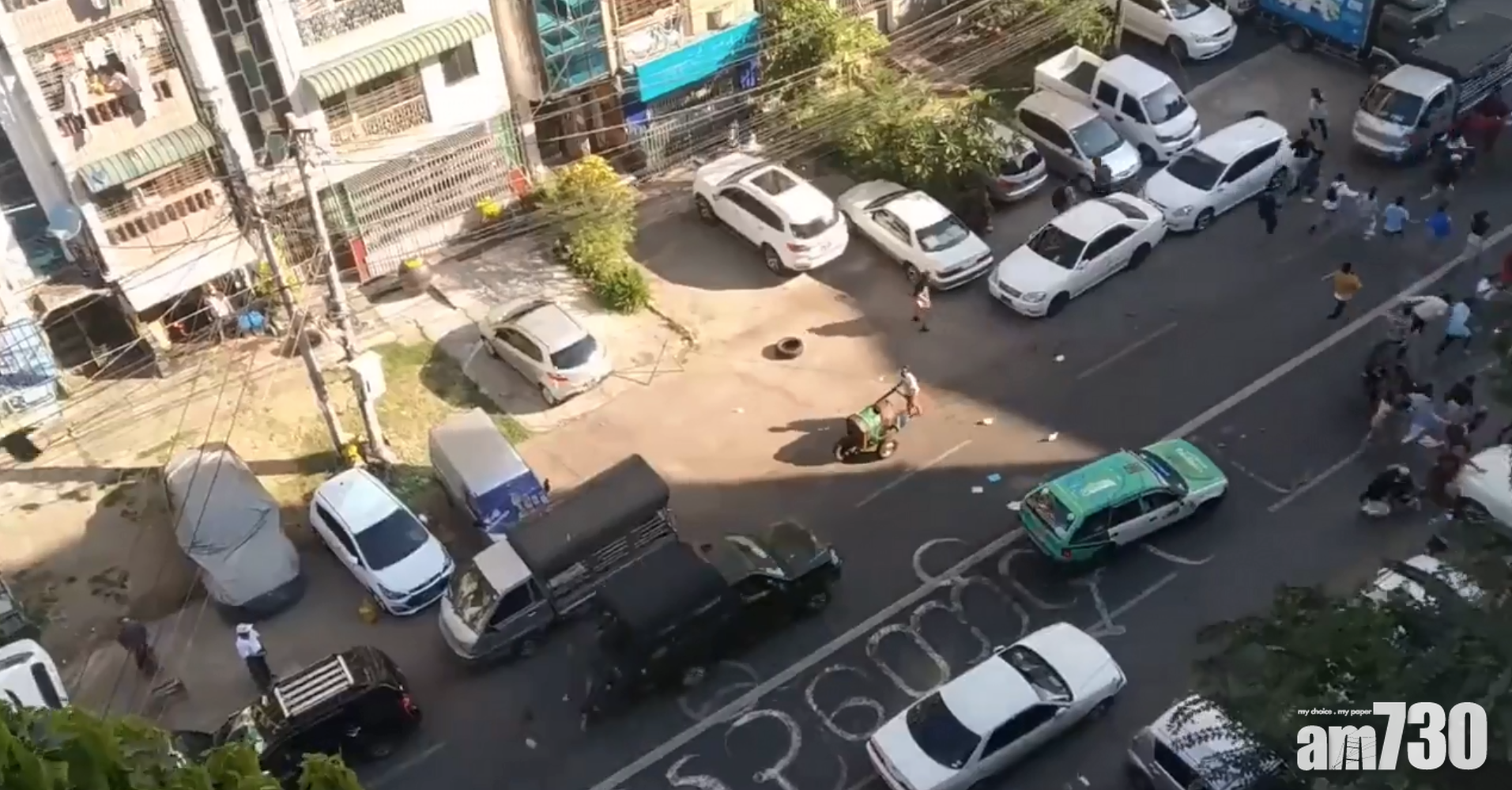 一輛安全部隊車輛(深色車),從後高速駛向示威者。(互聯網)