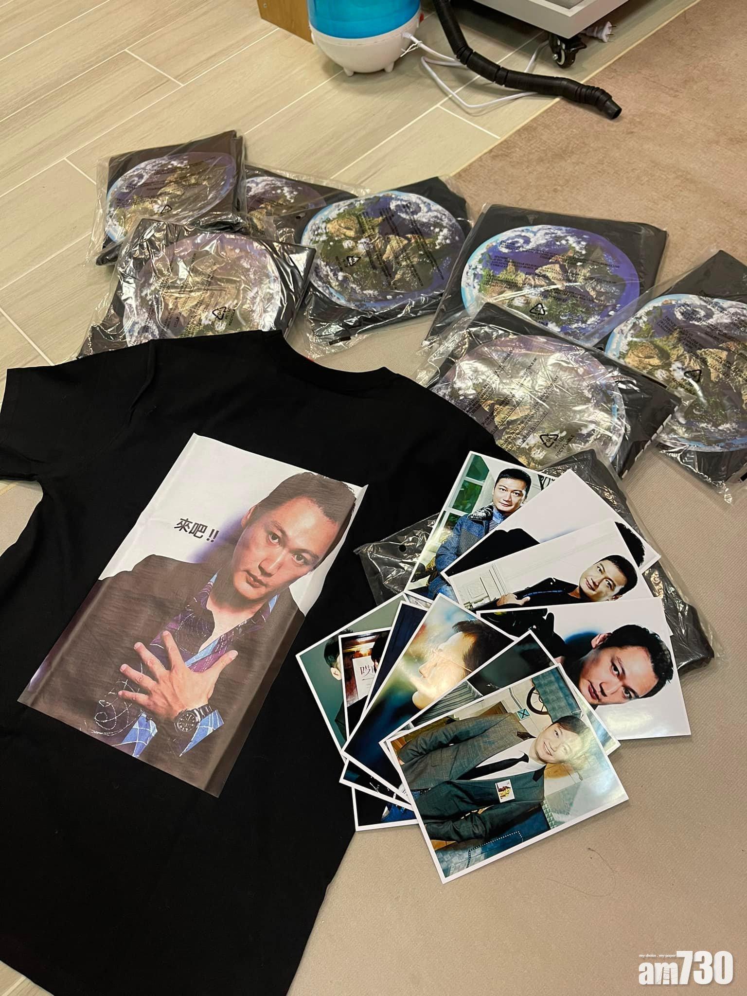 Fans搜羅到的陶大宇精品,包括tee、襟章及CD。