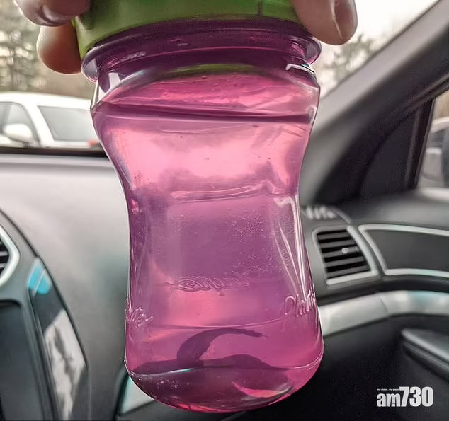 她飲水時,老師發現樽裡有魚。(互聯網)
