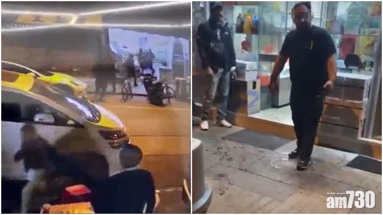 影片中11名黑衣刀手闖入炮台街一間雜貨小食店斬人,一名南亞裔男子手腕捱斬流血。(網片截圖)