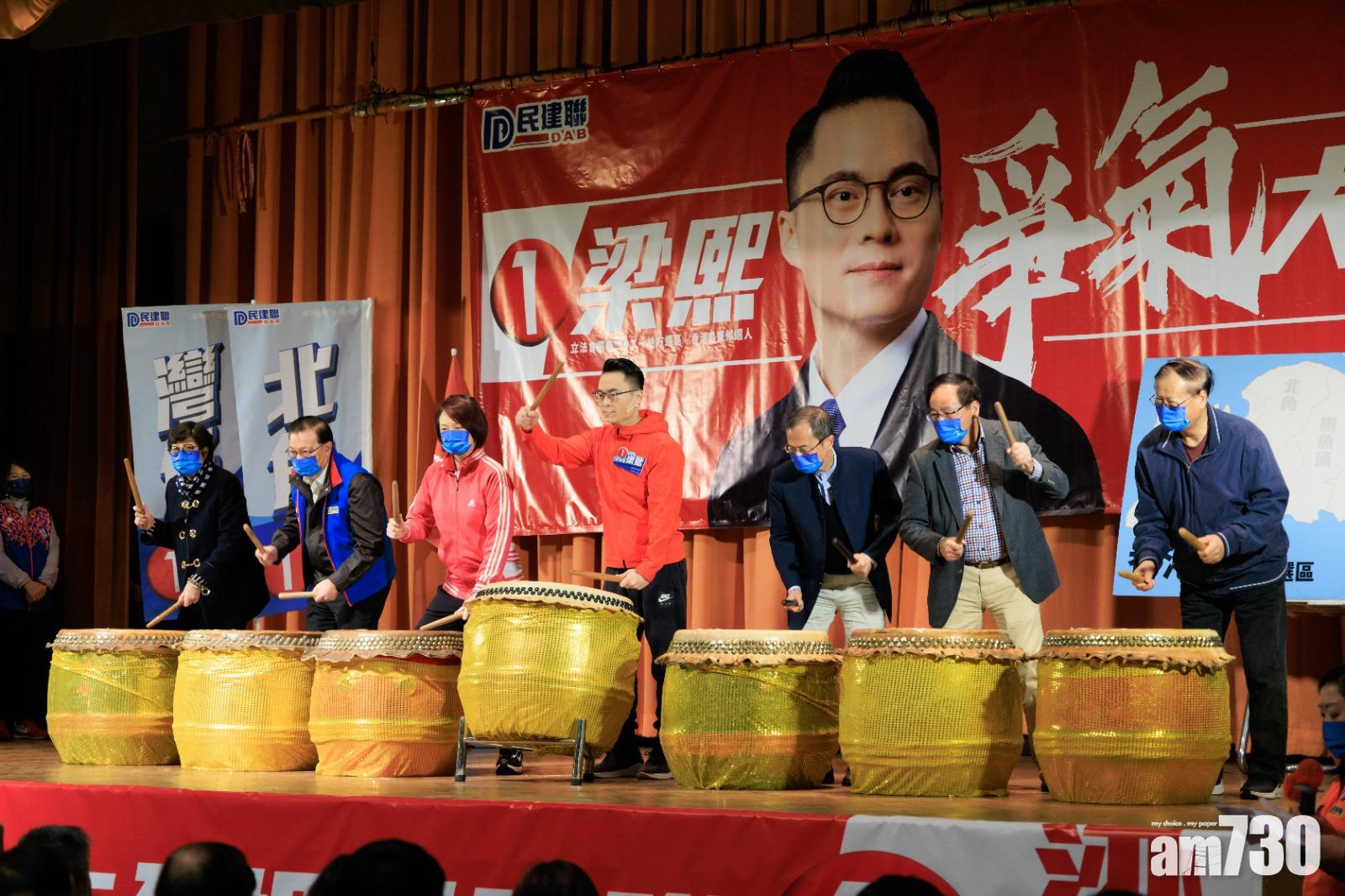 梁熙(左四)。