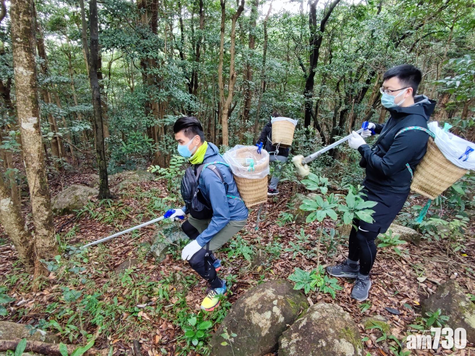 參加者在大帽山清理垃圾。(主辦機構提供)