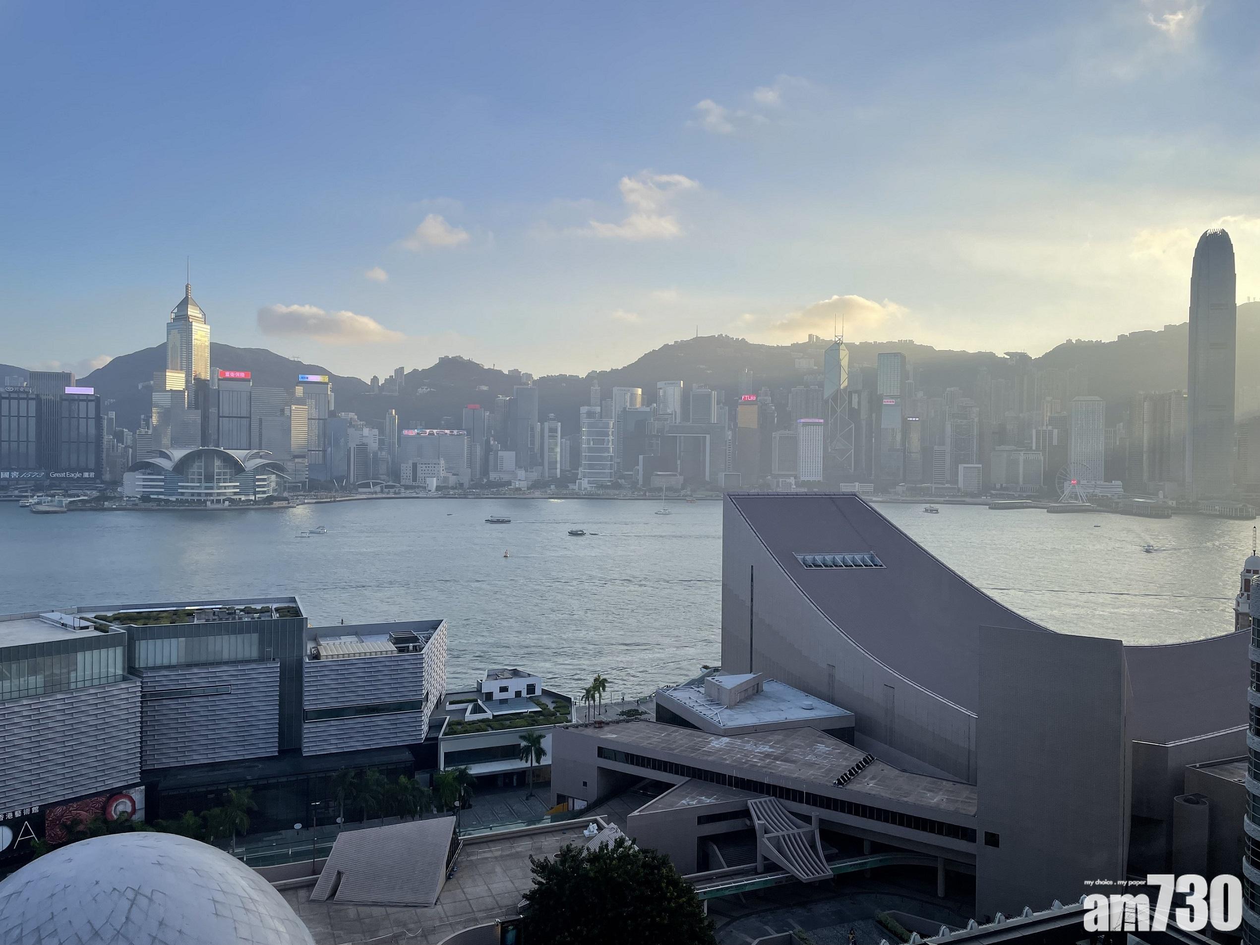 望出窗外可飽覽維港美景。