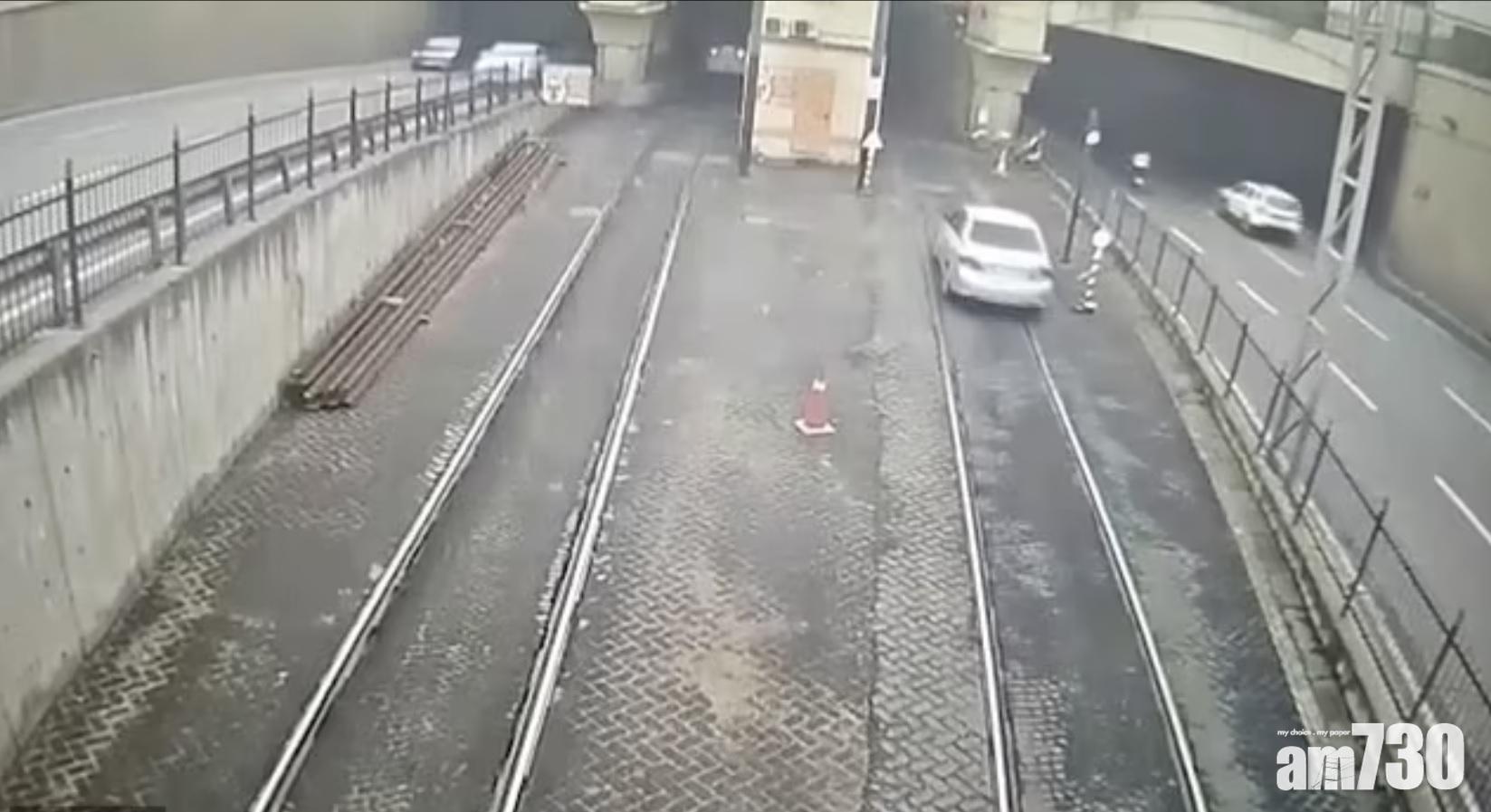 私家車沿路軌飛馳。(互聯網)