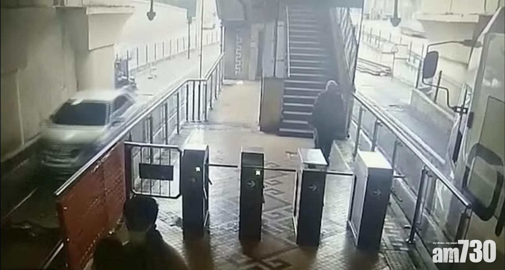 私家車駛入車站。(互聯網)