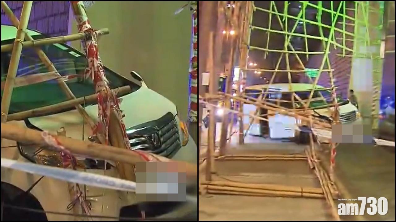 尖沙咀七人車失控衝上行人路撞棚架,司機涉醉駕被捕。(網上片段截圖)