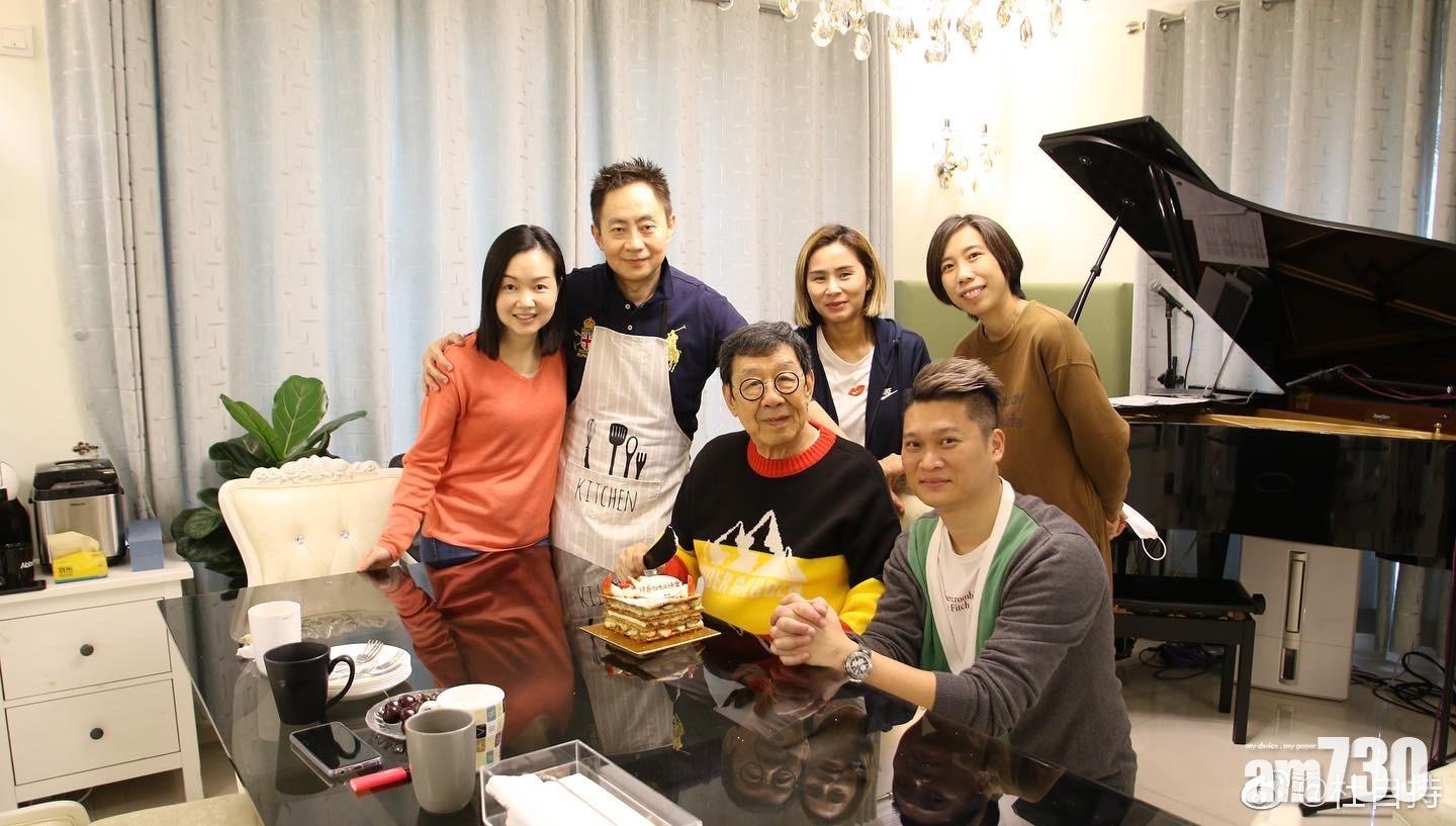 修哥到音樂監製杜自持家中慶祝。