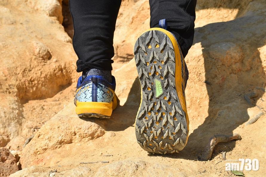 ASICSGRIP鞋底去來耐磨,「細釘」全因為了輕量化設計。