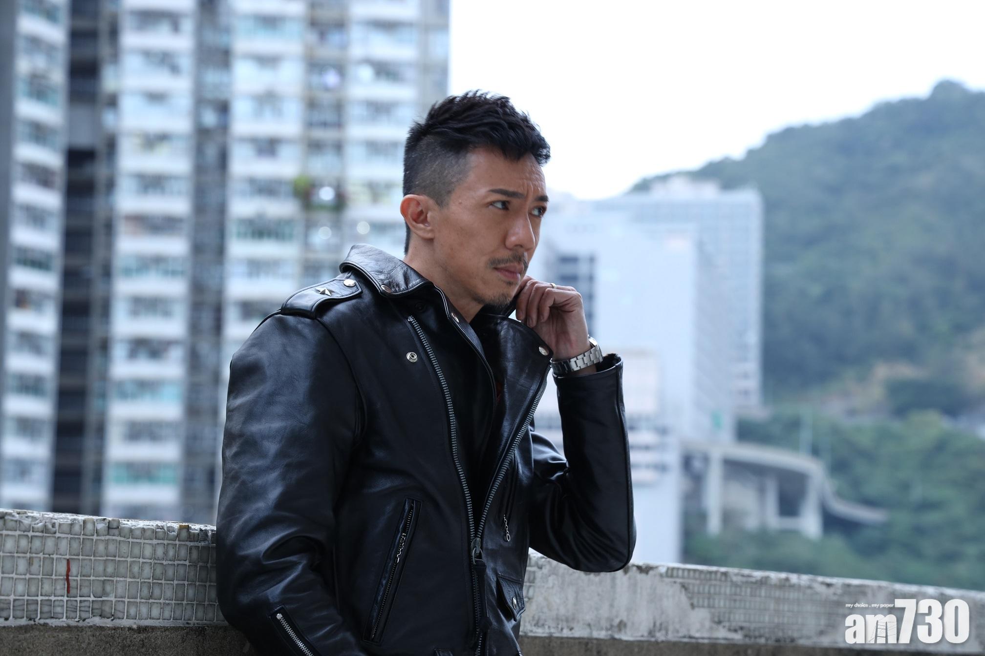 張繼聰自爆用藤條打子華。(關樂欣攝)
