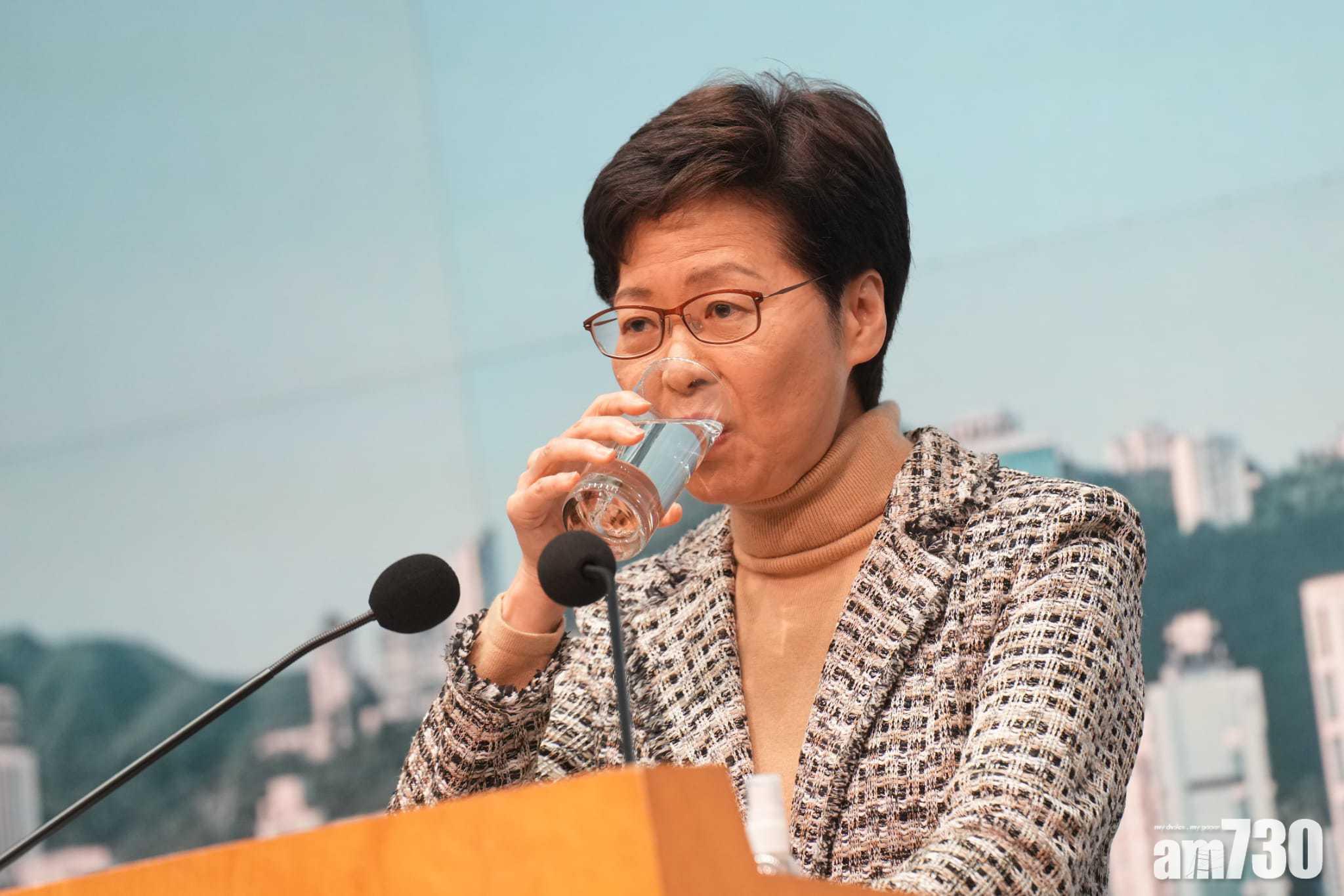 特首林鄭月娥今早出席行政會議前見記者。(陳奕釗攝)