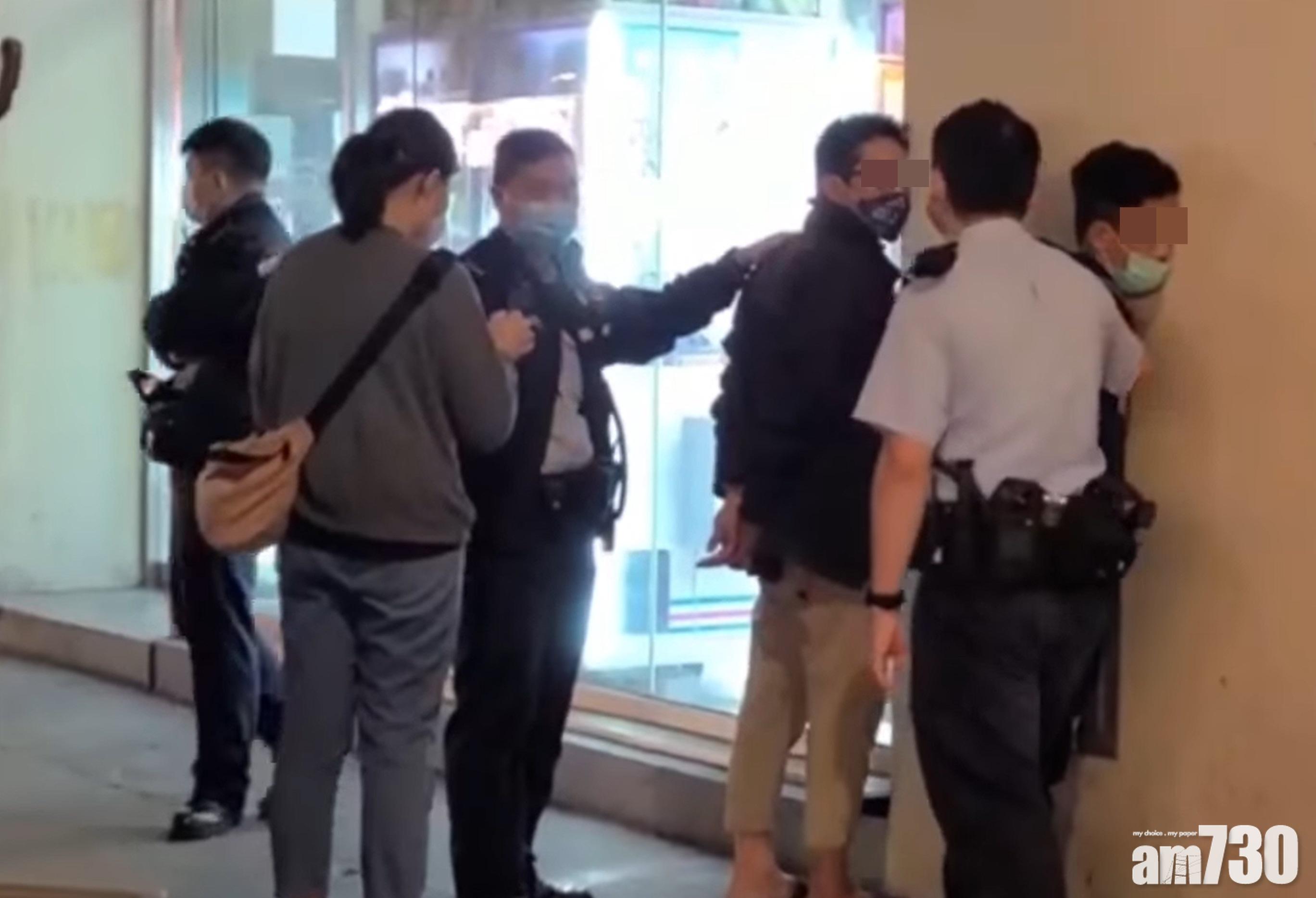 警方在砵蘭街截停「Tempo」與另一名男子,並將兩人押上警車帶走。(全民新聞台fb影片截圖)