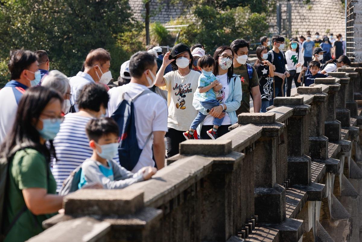 疫情 多戶聚集限制周四解除下階段擬撤郊野口罩令 Am730