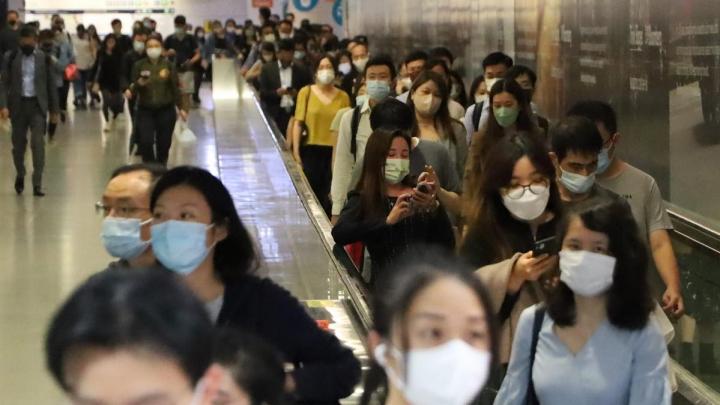 政府宣布現行社交距離措施，將維持至下月14日。(鍾式明攝)