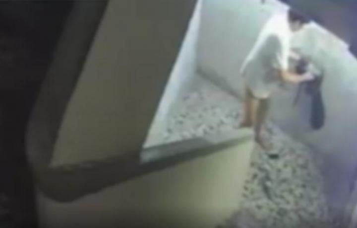 網上熱話｜中年漢疑似「瀨屎」臨危不亂 匿旺角唐樓除褲抆屎落牆